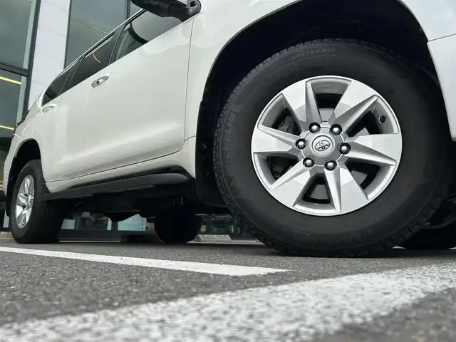 トヨタ ランドクルーザー プラド TX Lパッケージ 愛媛県 2023(令5)年 2.1万km ホワイトパールクリスタルシャイン 登録時走行距離：20800km/メーカーオプション純正メモリナビ/AM/FM/フルセグTV/Bluetooth/ETC/電動サードシート/パドルシフト/追従クルコン/レザーシート/シートヒーター/エアシート/衝突軽減システム/横滑り防止装置/盗難防止装置/レーンキープアシスト/LEDヘッドライト/オートライト/オートハイビーム/エンジンスタートボタン/スマートキー/スペアキー/純正アルミホイール/社外フロアマット