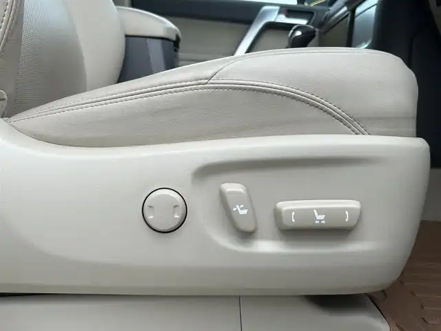 トヨタ ランドクルーザー プラド TX Lパッケージ 愛媛県 2023(令5)年 2.1万km ホワイトパールクリスタルシャイン 登録時走行距離：20800km/メーカーオプション純正メモリナビ/AM/FM/フルセグTV/Bluetooth/ETC/電動サードシート/パドルシフト/追従クルコン/レザーシート/シートヒーター/エアシート/衝突軽減システム/横滑り防止装置/盗難防止装置/レーンキープアシスト/LEDヘッドライト/オートライト/オートハイビーム/エンジンスタートボタン/スマートキー/スペアキー/純正アルミホイール/社外フロアマット