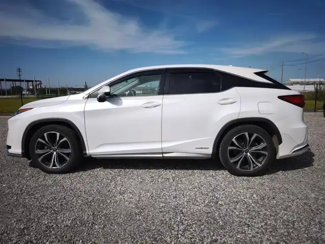 レクサス ＲＸ 450h バージョンL 富山県 2018(平30)年 8.6万km ソニッククォーツ 4WD/ムーンルーフ/純正12.3型ナビ/フルセグTV/バックモニター/ビルトインETC2.0/レーダークルーズコントロール/クリアランスソナー/セーフティシステムプラス/・プリクラッシュセーフティシステム/・レーンキーピングアシスト/・オートマチックハイビーム/後方車両検知/ブラインドスポットモニター/3眼LEDヘッドランプ/本木製/革巻きコンビステアリング/セミアニリン革シート/前席パワーシート/前席シートヒーター/エアシート/純正20インチアルミホイール/スマートエントリー/スタートシステム/禁煙車