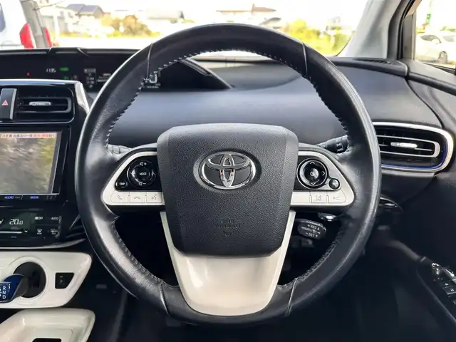 トヨタ プリウス A プレミアム　ツーリングセレ 宮城県 2016(平28)年 14.2万km ホワイトパールクリスタルシャイン 純正9インチナビ/(フルセグTV/CD/SD/BT)/バックカメラ/レーダークルーズコントロール/クリアランスソナー/プリクラッシュセーフティー/レーンディパーチャーアラート/ハイビームアシスト/パーキングアシスト/ビルトインETC/オートエアコン(ナノイー)/シートヒーター(D＋N席)/パワーシート(D席)/置くだけ充電/ドライブセレクト/革巻きステアリング/ステアリングスイッチ/ふらつき防止/オートライト/プッシュスタート＆スマートキー/ウインカー付き電動格納ミラー/ドアバイザー/LEDヘッドライト/フォグランプ/純正フロアマット/純正17インチAW