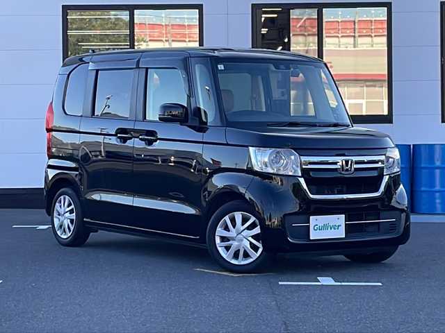 ホンダ Ｎ ＢＯＸ G ホンダセンシング 山口県 2021(令3)年 1.8万km クリスタルブラックパール 純正メモリナビ/・ワンセグテレビ/・Bluetooth/・CD／DVD/・iPod/・USB/・SD/・AM/FM/・AUX/・SMART USEN/両側スライドドア/前方ドライブレコーダー/プッシュスタート/スマートキー(スペアキー有）/追従型クルーズコントロール/ドアバイザー/電動格納ウィンカーミラー/チップアップシート/安全装備/・EBD/・VSA（ABS+TCS+横すべり抑制）/・トラクションコントロール/・衝突軽減ブレーキ（CMBS）/・誤発進抑制機能（前方・後方）/・後方誤発進抑制機能/・路外逸脱抑制機能/・車線維持支援システム（LKAS）/・先行車発進お知らせ機能/・標識認識機能/・オートハイビーム