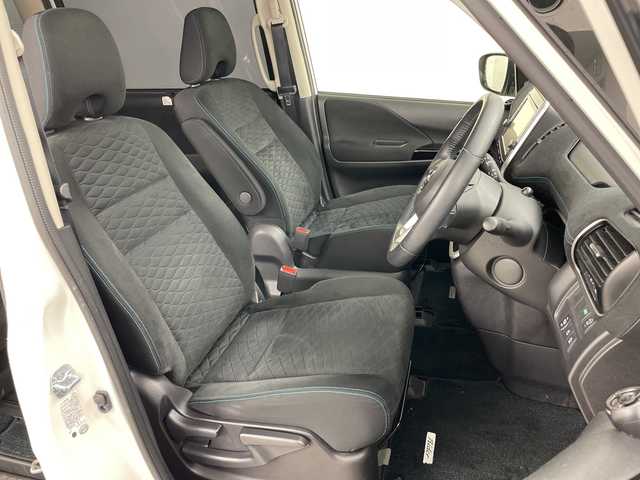 日産 セレナ ライダー 道央・札幌 2017(平29)年 7万km ブリリアントホワイトパール 2トーン ・4WD/・寒冷地仕様/・純正ナビ&CD&DVD&BT&SD&USB&TV/・純正フリップダウンモニター/・インテリジェントアラウンドビューモニター/・バック/サイド/フロントカメラ/・両側パワースライドドア/・ハンズフリーオートスライドドア/・プロパイロット/・パーキングアシスト/・インテリジェントエマージェンシーブレーキ/・純正ドライブレコーダー/・純正デジタルインナーミラー/・前席シートヒーター/・電動格納ミラー/・ドアミラーヒーター/・LEDヘッドライト/・フォグランプ/・オートライト/・スマートキー/・保証書/・取扱説明書