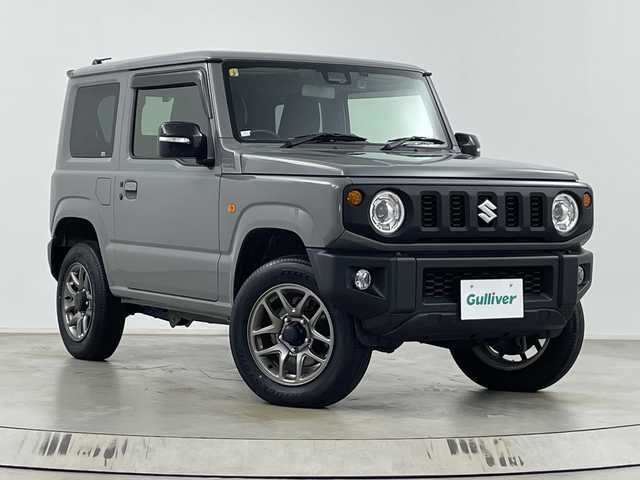 スズキ ジムニー XC 埼玉県 2023(令5)年 2.6万km ミディアムグレー 純正ナビ　CN-HE02WD/(Bluetooth/CD/DVD/USB/AM/FM)/地デジワンセグ/バックカメラ/前後ドライブレコーダー/クルーズコントロール/衝突軽減ブレーキ/車線逸脱警報/ダウンヒルアシストコントロール/4WD/アイドリングストップ/ヘッドライトウォッシャー/運転席・助手席シートヒーター/フロントフォグランプ/ウィンカーミラー/純正フロアマット/純正ドアバイザー/純正16インチアルミホイール