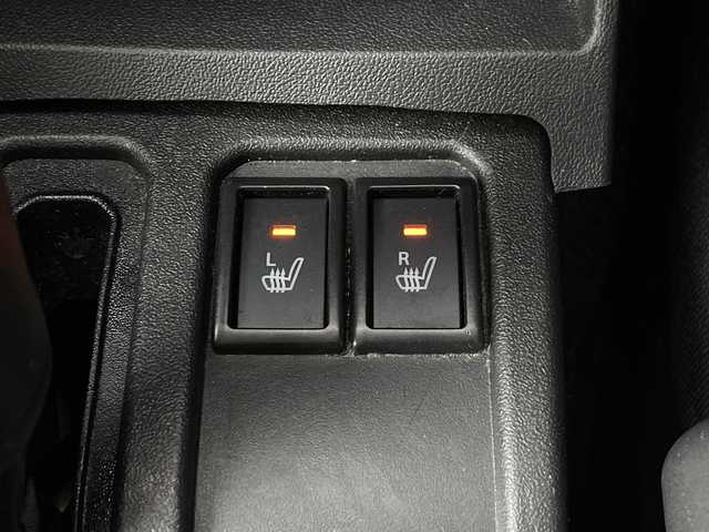 スズキ ジムニー XC 埼玉県 2023(令5)年 2.6万km ミディアムグレー 純正ナビ　CN-HE02WD/(Bluetooth/CD/DVD/USB/AM/FM)/地デジワンセグ/バックカメラ/前後ドライブレコーダー/クルーズコントロール/衝突軽減ブレーキ/車線逸脱警報/ダウンヒルアシストコントロール/4WD/アイドリングストップ/ヘッドライトウォッシャー/運転席・助手席シートヒーター/フロントフォグランプ/ウィンカーミラー/純正フロアマット/純正ドアバイザー/純正16インチアルミホイール