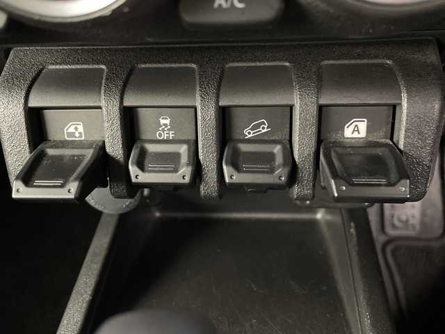 スズキ ジムニー XC 埼玉県 2023(令5)年 2.6万km ミディアムグレー 純正ナビ　CN-HE02WD/(Bluetooth/CD/DVD/USB/AM/FM)/地デジワンセグ/バックカメラ/前後ドライブレコーダー/クルーズコントロール/衝突軽減ブレーキ/車線逸脱警報/ダウンヒルアシストコントロール/4WD/アイドリングストップ/ヘッドライトウォッシャー/運転席・助手席シートヒーター/フロントフォグランプ/ウィンカーミラー/純正フロアマット/純正ドアバイザー/純正16インチアルミホイール