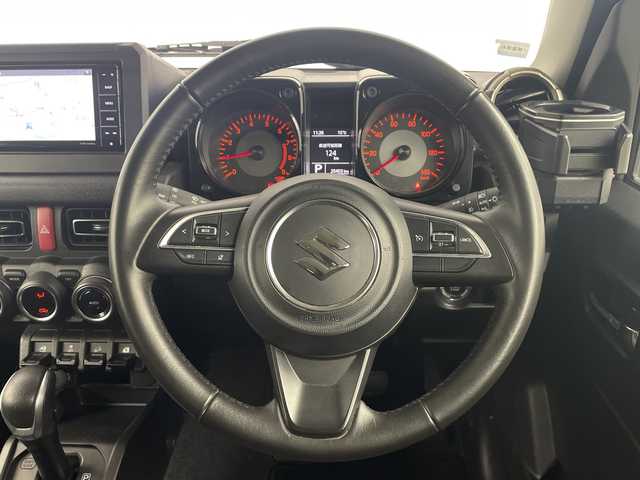 スズキ ジムニー XC 埼玉県 2023(令5)年 2.6万km ミディアムグレー 純正ナビ　CN-HE02WD/(Bluetooth/CD/DVD/USB/AM/FM)/地デジワンセグ/バックカメラ/前後ドライブレコーダー/クルーズコントロール/衝突軽減ブレーキ/車線逸脱警報/ダウンヒルアシストコントロール/4WD/アイドリングストップ/ヘッドライトウォッシャー/運転席・助手席シートヒーター/フロントフォグランプ/ウィンカーミラー/純正フロアマット/純正ドアバイザー/純正16インチアルミホイール