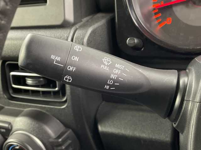 スズキ ジムニー XC 埼玉県 2023(令5)年 2.6万km ミディアムグレー 純正ナビ　CN-HE02WD/(Bluetooth/CD/DVD/USB/AM/FM)/地デジワンセグ/バックカメラ/前後ドライブレコーダー/クルーズコントロール/衝突軽減ブレーキ/車線逸脱警報/ダウンヒルアシストコントロール/4WD/アイドリングストップ/ヘッドライトウォッシャー/運転席・助手席シートヒーター/フロントフォグランプ/ウィンカーミラー/純正フロアマット/純正ドアバイザー/純正16インチアルミホイール