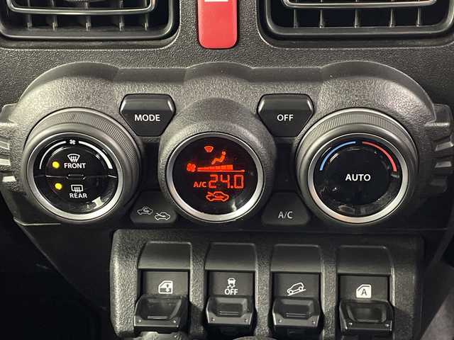 スズキ ジムニー XC 埼玉県 2023(令5)年 2.6万km ミディアムグレー 純正ナビ　CN-HE02WD/(Bluetooth/CD/DVD/USB/AM/FM)/地デジワンセグ/バックカメラ/前後ドライブレコーダー/クルーズコントロール/衝突軽減ブレーキ/車線逸脱警報/ダウンヒルアシストコントロール/4WD/アイドリングストップ/ヘッドライトウォッシャー/運転席・助手席シートヒーター/フロントフォグランプ/ウィンカーミラー/純正フロアマット/純正ドアバイザー/純正16インチアルミホイール