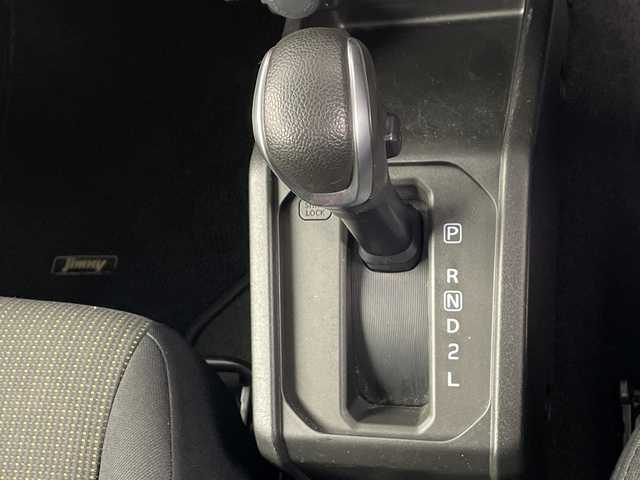 スズキ ジムニー XC 埼玉県 2023(令5)年 2.6万km ミディアムグレー 純正ナビ　CN-HE02WD/(Bluetooth/CD/DVD/USB/AM/FM)/地デジワンセグ/バックカメラ/前後ドライブレコーダー/クルーズコントロール/衝突軽減ブレーキ/車線逸脱警報/ダウンヒルアシストコントロール/4WD/アイドリングストップ/ヘッドライトウォッシャー/運転席・助手席シートヒーター/フロントフォグランプ/ウィンカーミラー/純正フロアマット/純正ドアバイザー/純正16インチアルミホイール