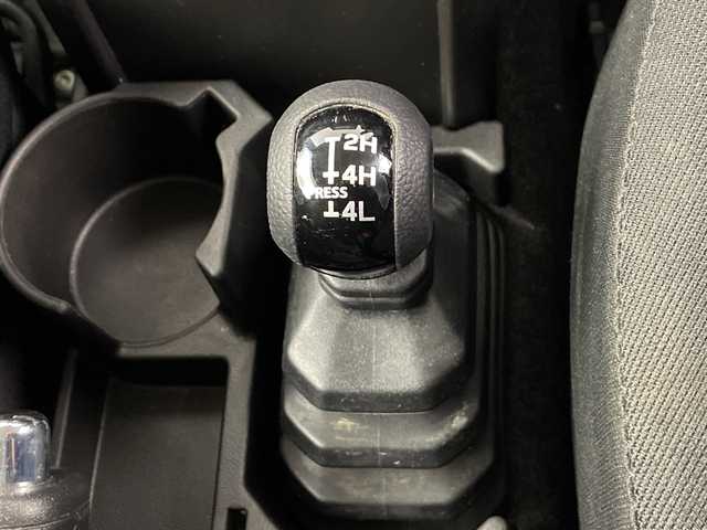 スズキ ジムニー XC 埼玉県 2023(令5)年 2.6万km ミディアムグレー 純正ナビ　CN-HE02WD/(Bluetooth/CD/DVD/USB/AM/FM)/地デジワンセグ/バックカメラ/前後ドライブレコーダー/クルーズコントロール/衝突軽減ブレーキ/車線逸脱警報/ダウンヒルアシストコントロール/4WD/アイドリングストップ/ヘッドライトウォッシャー/運転席・助手席シートヒーター/フロントフォグランプ/ウィンカーミラー/純正フロアマット/純正ドアバイザー/純正16インチアルミホイール