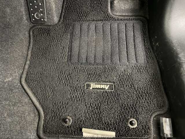 スズキ ジムニー XC 埼玉県 2023(令5)年 2.6万km ミディアムグレー 純正ナビ　CN-HE02WD/(Bluetooth/CD/DVD/USB/AM/FM)/地デジワンセグ/バックカメラ/前後ドライブレコーダー/クルーズコントロール/衝突軽減ブレーキ/車線逸脱警報/ダウンヒルアシストコントロール/4WD/アイドリングストップ/ヘッドライトウォッシャー/運転席・助手席シートヒーター/フロントフォグランプ/ウィンカーミラー/純正フロアマット/純正ドアバイザー/純正16インチアルミホイール