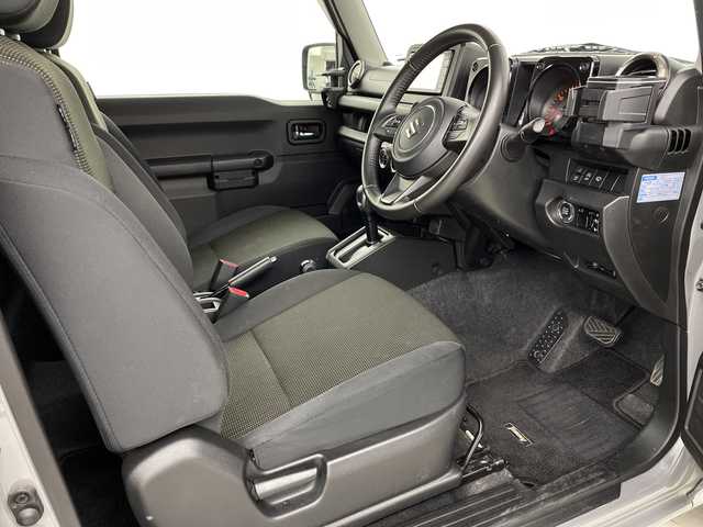 スズキ ジムニー XC 埼玉県 2023(令5)年 2.6万km ミディアムグレー 純正ナビ　CN-HE02WD/(Bluetooth/CD/DVD/USB/AM/FM)/地デジワンセグ/バックカメラ/前後ドライブレコーダー/クルーズコントロール/衝突軽減ブレーキ/車線逸脱警報/ダウンヒルアシストコントロール/4WD/アイドリングストップ/ヘッドライトウォッシャー/運転席・助手席シートヒーター/フロントフォグランプ/ウィンカーミラー/純正フロアマット/純正ドアバイザー/純正16インチアルミホイール