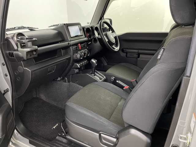 スズキ ジムニー XC 埼玉県 2023(令5)年 2.6万km ミディアムグレー 純正ナビ　CN-HE02WD/(Bluetooth/CD/DVD/USB/AM/FM)/地デジワンセグ/バックカメラ/前後ドライブレコーダー/クルーズコントロール/衝突軽減ブレーキ/車線逸脱警報/ダウンヒルアシストコントロール/4WD/アイドリングストップ/ヘッドライトウォッシャー/運転席・助手席シートヒーター/フロントフォグランプ/ウィンカーミラー/純正フロアマット/純正ドアバイザー/純正16インチアルミホイール