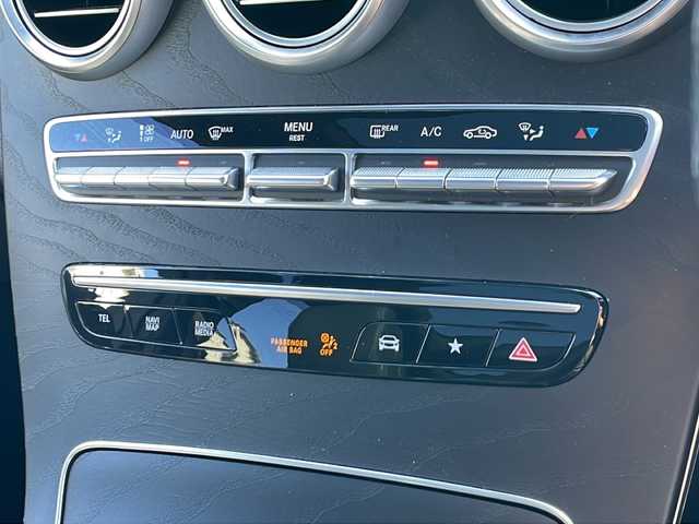 メルセデス・ベンツ ＧＬＣ２２０ d 4マチック AMGライン 富山県 2019(令1)年 4.4万km オブシディアンブラック 外部検査実施済み/サンルーフ/R2.3.4.5.6年ヤナセ記録簿有/ターボ、４WD/Apple car play/純正メモリナビ/(フルセグTV/Bluetooth/USB)/全周囲カメラ/ビルトインETC2.0/前方ドライブレコーダー/ハーフレザーシート/前席パワーシート/全席シートヒーター/置くだけ充電/パワーバックドア/横滑り防止層機能/レーンアシスト/衝突軽減ブレーキ/ブラインドスポットモニター/純正19インチアルミホイール/スマートキー/LEDヘッドライト/パドルシフト/カーテンエアバック/レーダークルーズコントロール