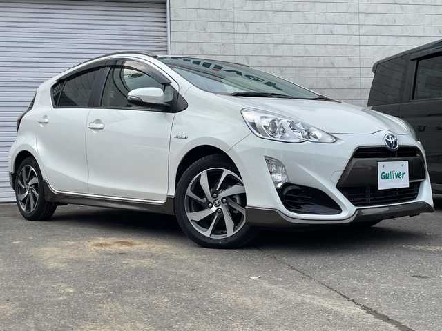 トヨタ アクア X－URBAN 道東・釧路十勝 2015(平27)年 2.4万km ライムホワイトパールクリスタルシャイン アルパイン製SDナビ/・フルセグ/CD/DVD/BT/SD/ラジオ/バックカメラ/ドライブレコーダー/プッシュスタート/スマートキー/寒冷地仕様/ワイパーデアイサー/ハーフレザーシート/純正15インチアルミホイール/スタッドレスアルミ積込/ETC/フロアマット/ドアバイザー