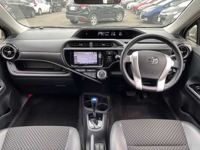 トヨタ アクア X－URBAN 道東・釧路十勝 2015(平27)年 2.4万km ライムホワイトパールクリスタルシャイン アルパイン製SDナビ/・フルセグ/CD/DVD/BT/SD/ラジオ/バックカメラ/ドライブレコーダー/プッシュスタート/スマートキー/寒冷地仕様/ワイパーデアイサー/ハーフレザーシート/純正15インチアルミホイール/スタッドレスアルミ積込/ETC/フロアマット/ドアバイザー