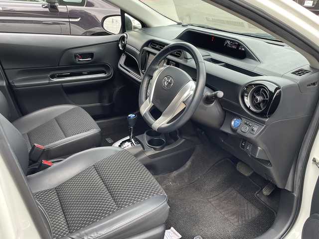 トヨタ アクア X－URBAN 道東・釧路十勝 2015(平27)年 2.4万km ライムホワイトパールクリスタルシャイン アルパイン製SDナビ/・フルセグ/CD/DVD/BT/SD/ラジオ/バックカメラ/ドライブレコーダー/プッシュスタート/スマートキー/寒冷地仕様/ワイパーデアイサー/ハーフレザーシート/純正15インチアルミホイール/スタッドレスアルミ積込/ETC/フロアマット/ドアバイザー