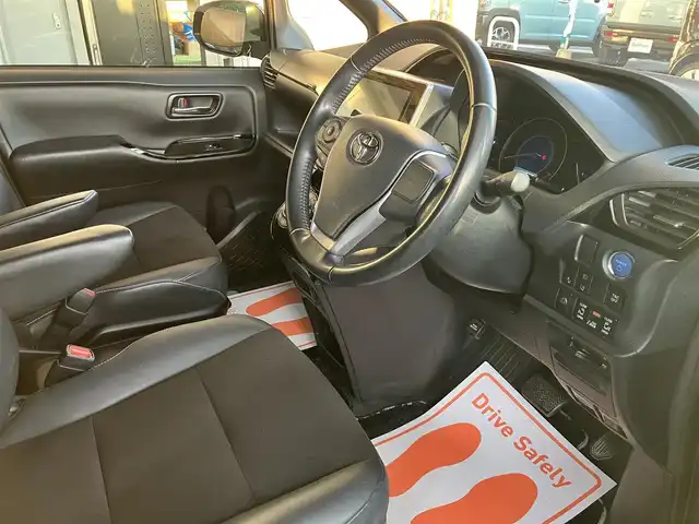 トヨタ ノア ハイブリッド Si ダブルバイビーⅡ 広島県 2019(平31)年 4.9万km ブラック ディーラーオプションナビ（NSZN-Z68T）/バックカメラ/フルセグTV/Bluetooth/純正フリップダウンモニター（V12T-R68C）/両側パワースライドドア/セーフティセンス/クルーズコントロール/LEDヘッドライト/LEDフォグライト/オートライト/シートヒーター（運転席・助手席）/新車保証書/取扱説明書/スペアキー