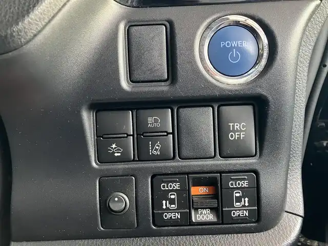 トヨタ ノア ハイブリッド Si ダブルバイビーⅡ 広島県 2019(平31)年 4.9万km ブラック ディーラーオプションナビ（NSZN-Z68T）/バックカメラ/フルセグTV/Bluetooth/純正フリップダウンモニター（V12T-R68C）/両側パワースライドドア/セーフティセンス/クルーズコントロール/LEDヘッドライト/LEDフォグライト/オートライト/シートヒーター（運転席・助手席）/新車保証書/取扱説明書/スペアキー