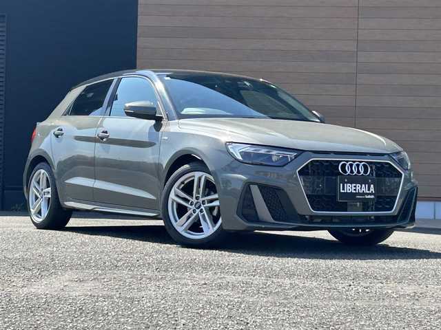 アウディ Ａ１ SB 25TFSI Sライン 宮崎県 2021(令3)年 4.7万km グレー 外装色：クロノスグレー（LX7G）/Sラインインテリアプラスパッケージ/・スポーツシート/純正ナビゲーション/・Bluetooth/・AppleCarPlay/・AndroidAuto/・USB/・フルセグＴＶ/・AM/FM/ワイヤレス充電/ＬＥＤヘッドライト/・オートライト/・オートマテックハイビーム/純正１７インチアルミホイール/キーレスエントリー/・スマートキー/バックカメラ/ハーフレザーシート/・シートヒーター/ETC2.0/前後コーナーセンサー/アダプティブクルーズコントロール