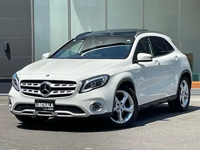 メルセデス・ベンツ ＧＬＡ２２０ 4マチック 青森県 2017(平29)年 5万km カルサイトホワイト 4WD/ターボ/パノラミックスライディングルーフ/ハーマンカードンサウンドシステム/純正ナビ/（Bt/CD/DVD/USB/SD/フルセグTV)/バックカメラ/サンルーフ/衝突軽減ブレーキ/ACC/アンビエントライト/LEDオートライト/ブラインドスポットモニター/レーンキープアシスト/ダウンヒルアシスト/パドルシフト/パワーバックドア/前席メモリー付きパワーシート/前席シートヒーター/ブラックレザーシート/パワーバックドア/前後クリアランスソナー/ステアリングスイッチ/アンビエントライト/純正18インチアルミホイール/革巻きステアリング/ウインカーミラー/プッシュスタート/バックカメラ/エアバックW/フォグランプ/スマートキーX2/保証書/取扱説明書