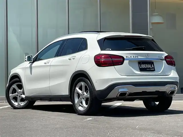 メルセデス・ベンツ ＧＬＡ２２０ 4マチック 青森県 2017(平29)年 5万km カルサイトホワイト 4WD/ターボ/パノラミックスライディングルーフ/ハーマンカードンサウンドシステム/純正ナビ/（Bt/CD/DVD/USB/SD/フルセグTV)/バックカメラ/サンルーフ/衝突軽減ブレーキ/ACC/アンビエントライト/LEDオートライト/ブラインドスポットモニター/レーンキープアシスト/ダウンヒルアシスト/パドルシフト/パワーバックドア/前席メモリー付きパワーシート/前席シートヒーター/ブラックレザーシート/パワーバックドア/前後クリアランスソナー/ステアリングスイッチ/アンビエントライト/純正18インチアルミホイール/革巻きステアリング/ウインカーミラー/プッシュスタート/バックカメラ/エアバックW/フォグランプ/スマートキーX2/保証書/取扱説明書