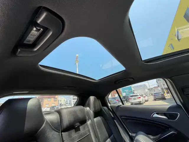 メルセデス・ベンツ ＧＬＡ２２０ 4マチック 青森県 2017(平29)年 5万km カルサイトホワイト 4WD/ターボ/パノラミックスライディングルーフ/ハーマンカードンサウンドシステム/純正ナビ/（Bt/CD/DVD/USB/SD/フルセグTV)/バックカメラ/サンルーフ/衝突軽減ブレーキ/ACC/アンビエントライト/LEDオートライト/ブラインドスポットモニター/レーンキープアシスト/ダウンヒルアシスト/パドルシフト/パワーバックドア/前席メモリー付きパワーシート/前席シートヒーター/ブラックレザーシート/パワーバックドア/前後クリアランスソナー/ステアリングスイッチ/アンビエントライト/純正18インチアルミホイール/革巻きステアリング/ウインカーミラー/プッシュスタート/バックカメラ/エアバックW/フォグランプ/スマートキーX2/保証書/取扱説明書
