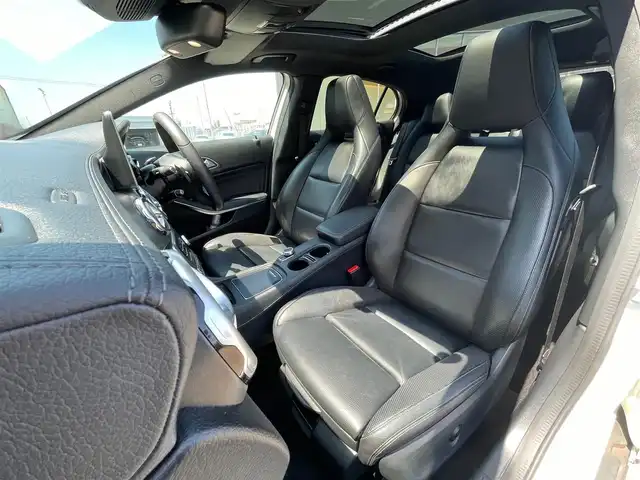 メルセデス・ベンツ ＧＬＡ２２０ 4マチック 青森県 2017(平29)年 5万km カルサイトホワイト 4WD/ターボ/パノラミックスライディングルーフ/ハーマンカードンサウンドシステム/純正ナビ/（Bt/CD/DVD/USB/SD/フルセグTV)/バックカメラ/サンルーフ/衝突軽減ブレーキ/ACC/アンビエントライト/LEDオートライト/ブラインドスポットモニター/レーンキープアシスト/ダウンヒルアシスト/パドルシフト/パワーバックドア/前席メモリー付きパワーシート/前席シートヒーター/ブラックレザーシート/パワーバックドア/前後クリアランスソナー/ステアリングスイッチ/アンビエントライト/純正18インチアルミホイール/革巻きステアリング/ウインカーミラー/プッシュスタート/バックカメラ/エアバックW/フォグランプ/スマートキーX2/保証書/取扱説明書