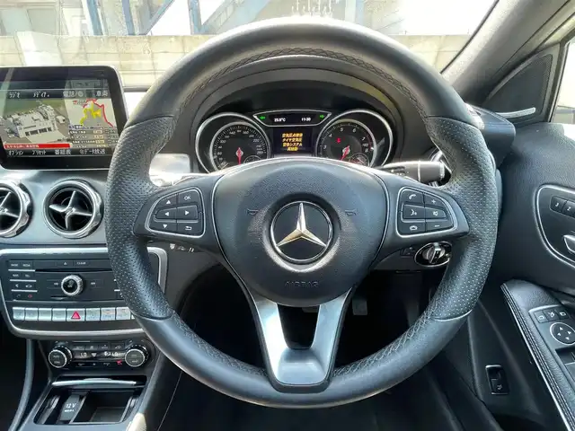 メルセデス・ベンツ ＧＬＡ２２０ 4マチック 青森県 2017(平29)年 5万km カルサイトホワイト 4WD/ターボ/パノラミックスライディングルーフ/ハーマンカードンサウンドシステム/純正ナビ/（Bt/CD/DVD/USB/SD/フルセグTV)/バックカメラ/サンルーフ/衝突軽減ブレーキ/ACC/アンビエントライト/LEDオートライト/ブラインドスポットモニター/レーンキープアシスト/ダウンヒルアシスト/パドルシフト/パワーバックドア/前席メモリー付きパワーシート/前席シートヒーター/ブラックレザーシート/パワーバックドア/前後クリアランスソナー/ステアリングスイッチ/アンビエントライト/純正18インチアルミホイール/革巻きステアリング/ウインカーミラー/プッシュスタート/バックカメラ/エアバックW/フォグランプ/スマートキーX2/保証書/取扱説明書