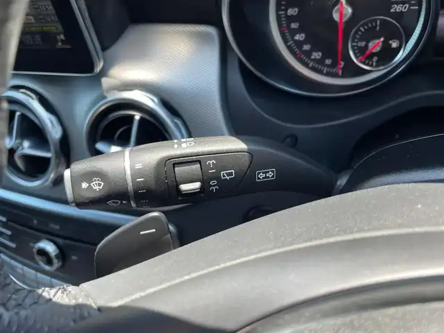 メルセデス・ベンツ ＧＬＡ２２０ 4マチック 青森県 2017(平29)年 5万km カルサイトホワイト 4WD/ターボ/パノラミックスライディングルーフ/ハーマンカードンサウンドシステム/純正ナビ/（Bt/CD/DVD/USB/SD/フルセグTV)/バックカメラ/サンルーフ/衝突軽減ブレーキ/ACC/アンビエントライト/LEDオートライト/ブラインドスポットモニター/レーンキープアシスト/ダウンヒルアシスト/パドルシフト/パワーバックドア/前席メモリー付きパワーシート/前席シートヒーター/ブラックレザーシート/パワーバックドア/前後クリアランスソナー/ステアリングスイッチ/アンビエントライト/純正18インチアルミホイール/革巻きステアリング/ウインカーミラー/プッシュスタート/バックカメラ/エアバックW/フォグランプ/スマートキーX2/保証書/取扱説明書