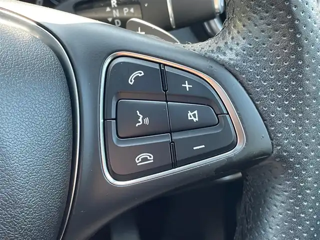 メルセデス・ベンツ ＧＬＡ２２０ 4マチック 青森県 2017(平29)年 5万km カルサイトホワイト 4WD/ターボ/パノラミックスライディングルーフ/ハーマンカードンサウンドシステム/純正ナビ/（Bt/CD/DVD/USB/SD/フルセグTV)/バックカメラ/サンルーフ/衝突軽減ブレーキ/ACC/アンビエントライト/LEDオートライト/ブラインドスポットモニター/レーンキープアシスト/ダウンヒルアシスト/パドルシフト/パワーバックドア/前席メモリー付きパワーシート/前席シートヒーター/ブラックレザーシート/パワーバックドア/前後クリアランスソナー/ステアリングスイッチ/アンビエントライト/純正18インチアルミホイール/革巻きステアリング/ウインカーミラー/プッシュスタート/バックカメラ/エアバックW/フォグランプ/スマートキーX2/保証書/取扱説明書