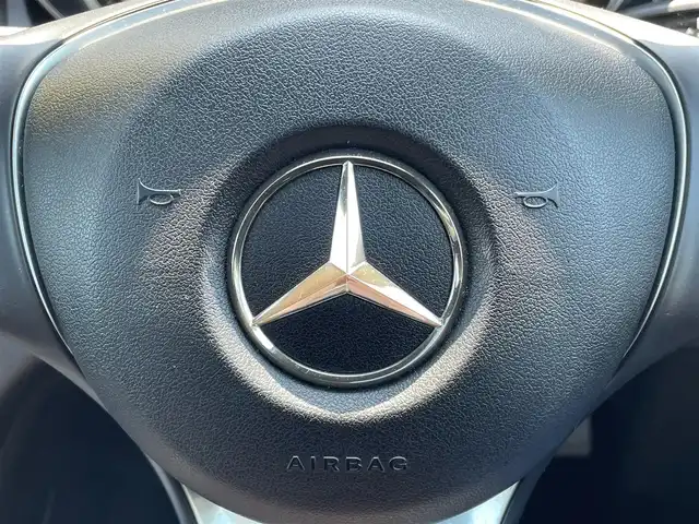 メルセデス・ベンツ ＧＬＡ２２０ 4マチック 青森県 2017(平29)年 5万km カルサイトホワイト 4WD/ターボ/パノラミックスライディングルーフ/ハーマンカードンサウンドシステム/純正ナビ/（Bt/CD/DVD/USB/SD/フルセグTV)/バックカメラ/サンルーフ/衝突軽減ブレーキ/ACC/アンビエントライト/LEDオートライト/ブラインドスポットモニター/レーンキープアシスト/ダウンヒルアシスト/パドルシフト/パワーバックドア/前席メモリー付きパワーシート/前席シートヒーター/ブラックレザーシート/パワーバックドア/前後クリアランスソナー/ステアリングスイッチ/アンビエントライト/純正18インチアルミホイール/革巻きステアリング/ウインカーミラー/プッシュスタート/バックカメラ/エアバックW/フォグランプ/スマートキーX2/保証書/取扱説明書