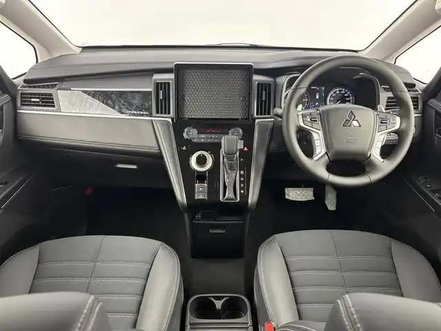 三菱 デリカＤ：５ シャモニー 埼玉県 2025(令7)年 0.1万km未満 紺Ⅱ CHAMONIX (7人)　4WD　e-Assist/オリジナルナビ取付パッケージ＋リアモニター取パッケージ(25300)/ステップレス　（7人）/ステアリングヒーター/シートヒーター/パドルシフト/ステアリングリモコン/レーダークルーズコントロール/BMS/電動格納ウィンカーミラー/両側パワースライドドア/純正１８インチアルミホイール/純正LEDヘッドライト