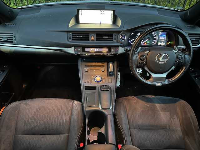 レクサス ＣＴ 200h バージョンC 宮城県 2017(平29)年 5.2万km ホワイトノーヴァガラスフレーク Lexus Safety System+/・プリクラッシュセーフティ/・レーントレーシングアシスト/・レーンディパーチャーアラート/・ロードサインアシスト/・レーダークルーズコントロール/・先行車発進告知/Fスポハンドル/純正SDナビ/Bluetooth/純正ETC2.0/フルセグテレビ/バックカメラ/ドライブレコーダー/パワーシート/リバースレーダー/パドルシフト/アイドリングストップ/ウィンカーミラー/プッシュスタート/純正アルミホイール/純正フロアマット