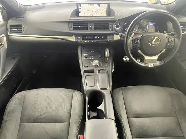 レクサス ＣＴ 200h Fスポーツ 大阪府 2017(平29)年 5.2万km ホワイトノーヴァガラスフレーク Lexus Safety System+/・プリクラッシュセーフティ/・レーントレーシングアシスト/・レーンディパーチャーアラート/・ロードサインアシスト/・レーダークルーズコントロール/・先行車発進告知/Fスポハンドル/純正SDナビ/Bluetooth/純正ETC2.0/フルセグテレビ/バックカメラ/パワーシート/リバースレーダー/パドルシフト/アイドリングストップ/ウィンカーミラー/プッシュスタート/純正アルミホイール/純正フロアマット