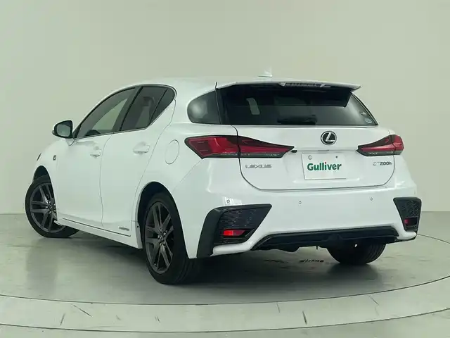 レクサス ＣＴ 200h Fスポーツ 大阪府 2017(平29)年 5.2万km ホワイトノーヴァガラスフレーク Lexus Safety System+/・プリクラッシュセーフティ/・レーントレーシングアシスト/・レーンディパーチャーアラート/・ロードサインアシスト/・レーダークルーズコントロール/・先行車発進告知/Fスポハンドル/純正SDナビ/Bluetooth/純正ETC2.0/フルセグテレビ/バックカメラ/パワーシート/リバースレーダー/パドルシフト/アイドリングストップ/ウィンカーミラー/プッシュスタート/純正アルミホイール/純正フロアマット