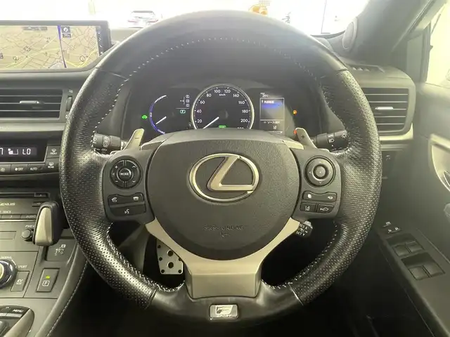 レクサス ＣＴ 200h Fスポーツ 大阪府 2017(平29)年 5.2万km ホワイトノーヴァガラスフレーク Lexus Safety System+/・プリクラッシュセーフティ/・レーントレーシングアシスト/・レーンディパーチャーアラート/・ロードサインアシスト/・レーダークルーズコントロール/・先行車発進告知/Fスポハンドル/純正SDナビ/Bluetooth/純正ETC2.0/フルセグテレビ/バックカメラ/パワーシート/リバースレーダー/パドルシフト/アイドリングストップ/ウィンカーミラー/プッシュスタート/純正アルミホイール/純正フロアマット