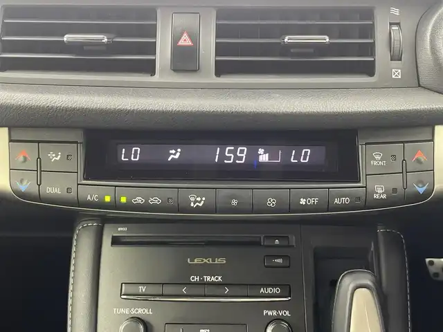 レクサス ＣＴ 200h Fスポーツ 大阪府 2017(平29)年 5.2万km ホワイトノーヴァガラスフレーク Lexus Safety System+/・プリクラッシュセーフティ/・レーントレーシングアシスト/・レーンディパーチャーアラート/・ロードサインアシスト/・レーダークルーズコントロール/・先行車発進告知/Fスポハンドル/純正SDナビ/Bluetooth/純正ETC2.0/フルセグテレビ/バックカメラ/パワーシート/リバースレーダー/パドルシフト/アイドリングストップ/ウィンカーミラー/プッシュスタート/純正アルミホイール/純正フロアマット