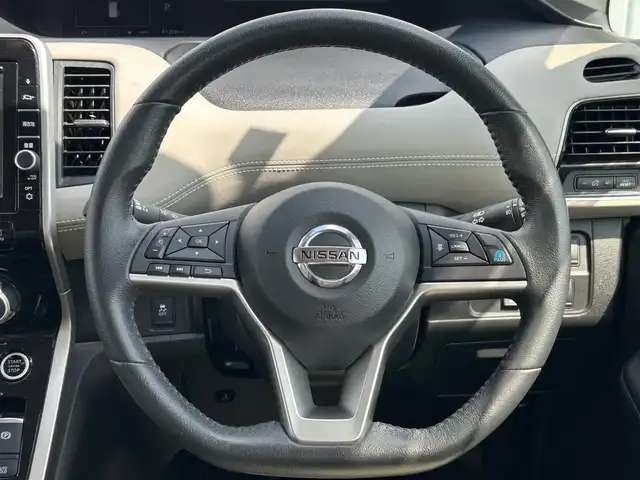 日産 セレナ ハイウェイスター Vセレクション 滋賀県 2017(平29)年 4.8万km マルーンレッド 2トーン 純正9インチナビ/(CD/DVD)/フリップダウンモニター/デジタルインナーミラー/プロパイロット/・インテリジェントクルーズコントロール/・レーンキープアシスト/アラウンドビューモニター/衝突軽減ブレーキ/両側電動スライドドア/パーキングアシスト/ドライブレコーダー/電動パーキング/ブレーキホールド/LEDオートライト/ビルトインETC
