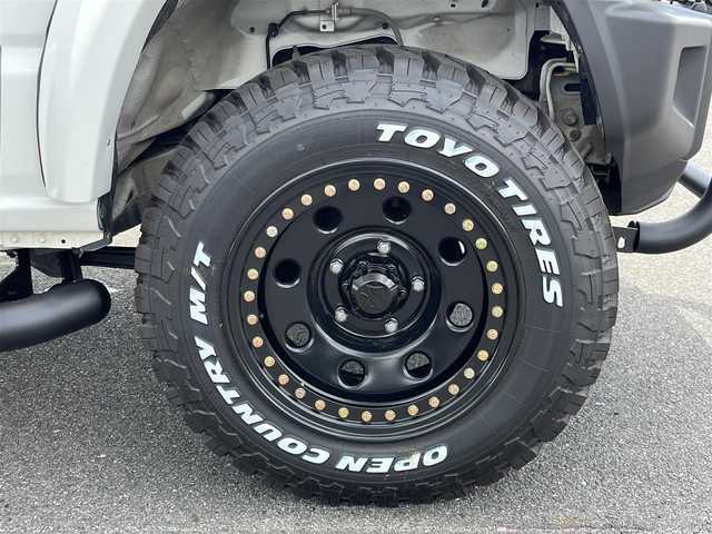 スズキ ジムニー XG 奈良県 2020(令2)年 4.4万km スペリアホワイト 4WD/社外ナビ(ワンセグTV/CD/DVD/AM・FM/BT)/前方ドラレコ/GIGEAR3インチリフトアップKIT(body lift)/GIGEARオーバーフェンダー/GIGEARブラックレザーシートカバー/グリルガードブルバー/リアラダー/オフロードルーフラック/ディフェンダーグリル/3インチサイドステップ/背面タイヤハードカバー/LEDヘッドライト/LEDフォグランプ/METAL　ROCK16インチビートリングホイール/社外フロアマット/リモコンキー