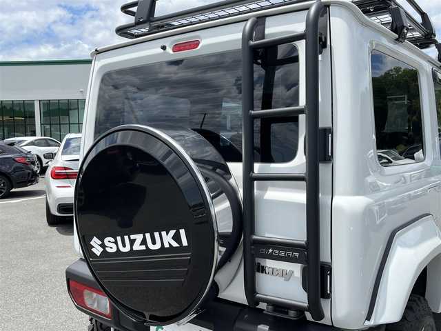 スズキ ジムニー XG 奈良県 2020(令2)年 4.4万km スペリアホワイト 4WD/社外ナビ(ワンセグTV/CD/DVD/AM・FM/BT)/前方ドラレコ/GIGEAR3インチリフトアップKIT(body lift)/GIGEARオーバーフェンダー/GIGEARブラックレザーシートカバー/グリルガードブルバー/リアラダー/オフロードルーフラック/ディフェンダーグリル/3インチサイドステップ/背面タイヤハードカバー/LEDヘッドライト/LEDフォグランプ/METAL　ROCK16インチビートリングホイール/社外フロアマット/リモコンキー