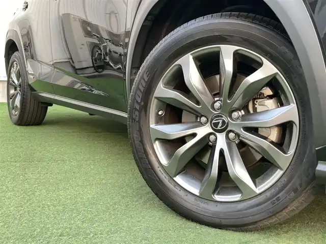 レクサス ＮＸ 300h Fスポーツ 香川県 2017(平29)年 3.2万km グラファイトブラックガラスフレーク 登録時走行距離：31294km/　CD DVD BT フルセグTV/バックカメラ/レザーシート/シートベンチレーション/パワーシート/シートメモリ/革巻きステアリング/ステアリングスイッチ/ステアリングヒーター/パワーバックドア/プリクラッシュセーフティシステム/レーダークルーズコントロール/クリアランスソナー/LEDヘッドライト/オートライト/フォグランプ/MTモード付AT/パドルシフト/アルミペダル/オートホールド機能付き電子パーキングブレーキ/ビルトインETC2.0/プッシュスタート/スマートキー