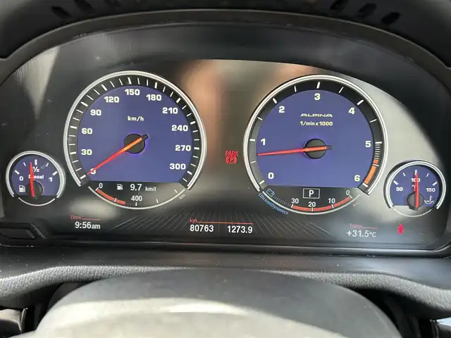 ＢＭＷアルピナ ＸＤ３ ビターボ オールラッド 福岡県 2017(平29)年 8.1万km アルピンホワイトⅢ パノラマルーフ/Harman/Kardonプレミアムサウンド/メーカーメモリナビ/　（AM/FM/CD/Bluetooth）/バックカメラ/インテリジェントセーフティシステム/・追突警告/・歩行者警告/・レーンディパーチャーウォーニング/・レーンチェンジウォーニング/ダイナミックスタビリティコントロール/ダイナミックトラクションコントロール/ヒルディセントコントロール/ダイナミックダンピングコントロール/バリアブルスポーツステアリング/サーボトロニック/クルーズコントロール/ブラインドスポットモニター/ヘッドアップディスプレイ/オートライト/オートマチックハイビーム/コーナーセンサー/純正20インチアルミホイール/ルーフレール/パワーバックドア/黒色レザーシート/パドルシフト/シートヒーター付きパワーシート（D/N）/ポジションメモリ（D席）/前後ドライブレコーダー/レーダー探知機【SUPER CAT/LS340L】/ETC/純正フロアマット/USB端子×1/保証書/取扱説明書/ナビ取扱説明書