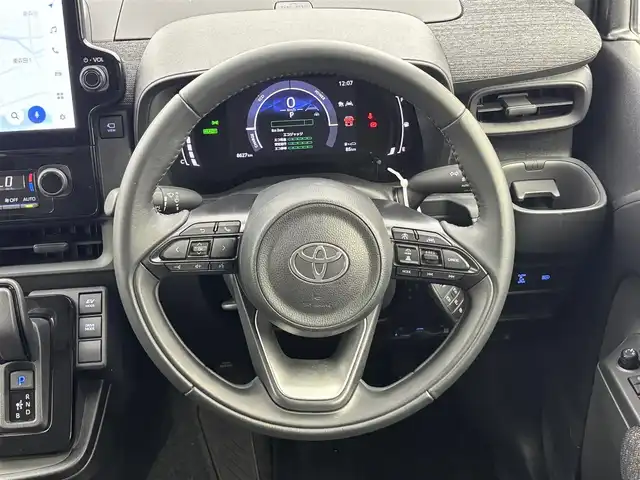 トヨタ シエンタ ハイブリッド Z 福井県 2023(令5)年 0.9万km ブラック 純正ディスプレイオーディオ/パノラミックビューモニター　/両側パワースライドドア　/スペアキー　/純正ビルトインＥＴＣ　/３列シート　/社外フロアマット　/純正アルミホイール　/ＬＥＤヘッドライト　/トヨタセーフティセンス