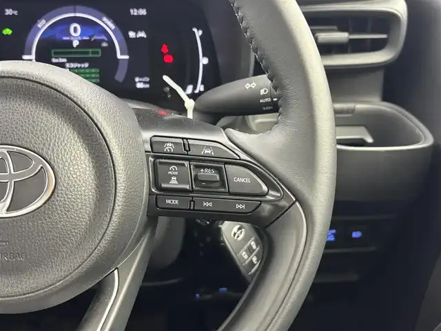 トヨタ シエンタ ハイブリッド Z 福井県 2023(令5)年 0.9万km ブラック 純正ディスプレイオーディオ/パノラミックビューモニター　/両側パワースライドドア　/スペアキー　/純正ビルトインＥＴＣ　/３列シート　/社外フロアマット　/純正アルミホイール　/ＬＥＤヘッドライト　/トヨタセーフティセンス