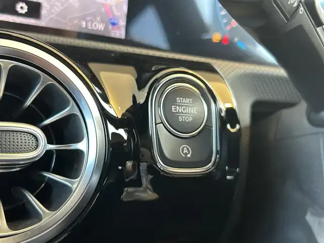 メルセデス・ベンツ ＣＬＡ２００ｄ Sブレーク AMGライン 茨城県 2020(令2)年 4.4万km デニムブルー 純正10.25型MOPナビ/フルセグTV/360度カメラ/ETC2.0/ディスタンスパイロットディストロニック/パークトロニック/レーダーセーフティパッケージ/・ブラインドスポットアシスト/・レーンキープアシスト/・PRE-SAFE/ターボ/マルチLEDヘッドライト/アダクティブハイビームプラス/ヘッドアップディスプレイ/本革巻きステアリング/パドルシフト/前席メモリー付パワーシート/前席シートヒーター/純正AMG18インチアルミホイール/アンビエントライト64色