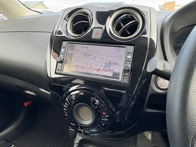 日産 ノート e－パワー X 大分県 2017(平29)年 7.5万km ガーネットレッド ・純正ナビ(CD/BT/SD)/・アラウンドビューモニター/・ワンセグテレビ/・エマージェンシーブレーキ/・ETC/・ステアリングリモコン/・オートライト/・デジタルインナーミラー/・スマートキー/・プッシュスタートボタン/・フロアマット/・純正アルミホイール