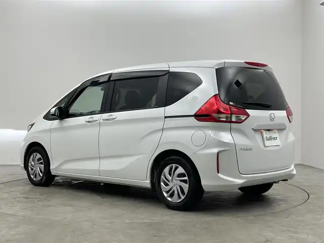 ホンダ フリード G 埼玉県 2023(令5)年 2万km プラチナホワイトパール 純正９インチナビ　フリップダウンモニター　バックカメラ　ビルトインＥＴＣ　ドライブレコーダー　アダクティブクルーズコントロール　シートヒーター　ＨＤＭＩ　オートライト　ＬＥＤヘッドライト　地デジＴＶ