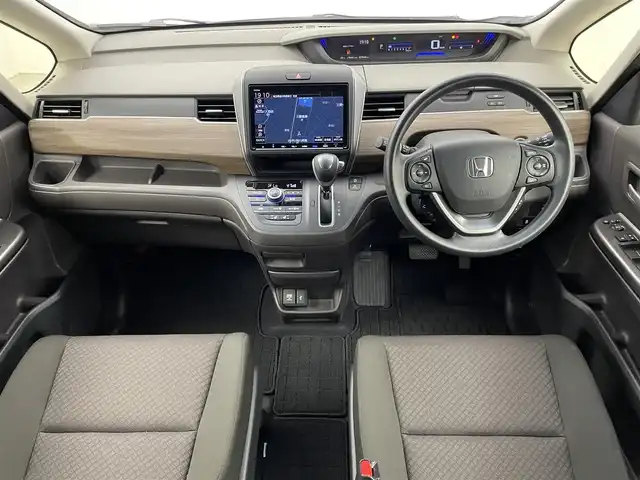 ホンダ フリード G 埼玉県 2023(令5)年 2万km プラチナホワイトパール 純正９インチナビ　フリップダウンモニター　バックカメラ　ビルトインＥＴＣ　ドライブレコーダー　アダクティブクルーズコントロール　シートヒーター　ＨＤＭＩ　オートライト　ＬＥＤヘッドライト　地デジＴＶ