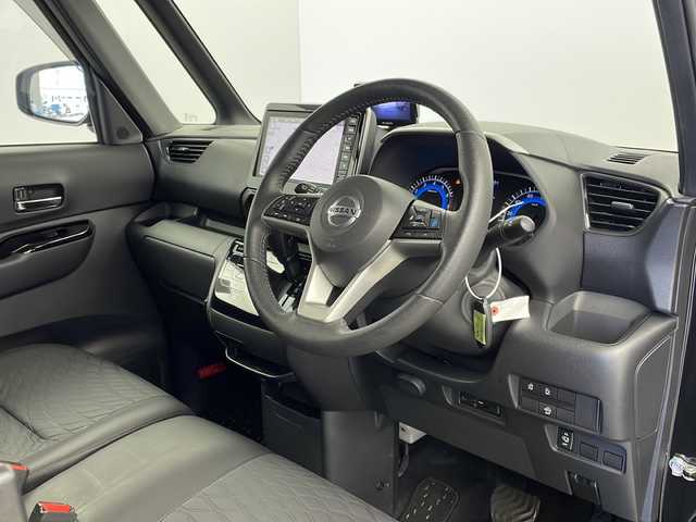 日産 ルークス HWS Gターボ アーバンクロム プロパイロットED 栃木県 2022(令4)年 1.6万km ブラック ワンオーナー/純正メモリナビ/・FM/AM/Bluetooth/・フルセグテレビ/ドライブレコーダー/バックカメラ/全周囲カメラ/衝突軽減ブレーキ/クルーズコントロール/革巻きステアリング/ステアリングリモコン/電動パーキングブレーキ/両側パワースライドドア/前後コーナーセンサー/LEDヘッドライト/オートライト/オートエアコン/スマートキー×2/プッシュスタートボタン/純正15インチアルミホイール/純正フロアマット/取扱説明書/保証書